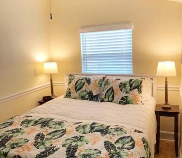 Downtown Dunedin Apartamento | 2 Bedroom Apt Overlooking Dunedin Town Square NO KIDS, NO PETS