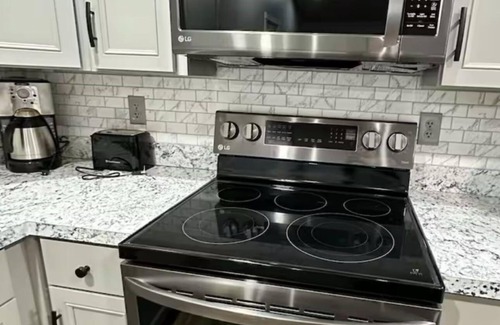 St Lawrence County Apartamento | 2-bedroom apt. Riverfront w ACWiFi and STUNNING views of the St Lawrence River