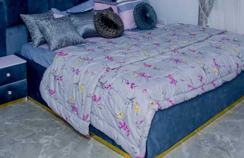 Alimosho Apartamento | 2 bedroom apt with all m amenities, Solar Electricity for basic Electronics..