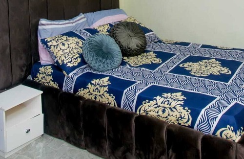 Alimosho Apartamento | 2 bedroom apt with all m amenities, Solar Electricity for basic Electronics..