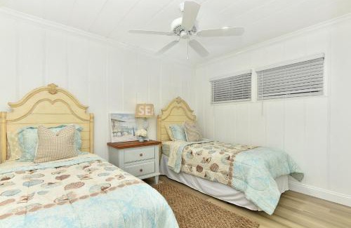 Balboa Peninsula Casa | 2 Bedroom BACK Apt at OCEANFRONT HOME on 15th St