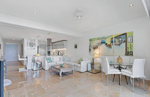 Old Trees Bay Apartamento | 2 Bedroom Beachfront Condo, small pool, gorgeous sea view