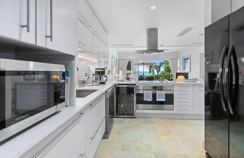 Old Trees Bay Apartamento | 2 Bedroom Beachfront Condo, small pool, gorgeous sea view