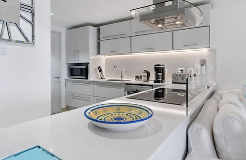 Old Trees Bay Apartamento | 2 Bedroom Beachfront Condo, small pool, gorgeous sea view