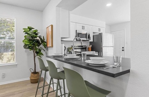 East Riverside - Oltorf Casa | 2 Bedroom Boho East Austin Retreat - Sleeps 6!