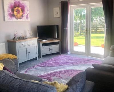 Forsbrook Casa | 2 bedroom bungalow, 15 minutes to Alton Towers, dog friendly