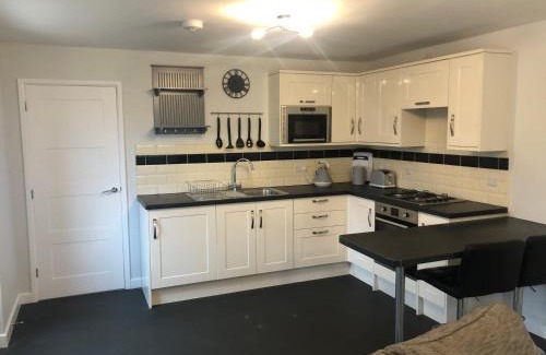 Forsbrook Casa | 2 bedroom bungalow, 15 minutes to Alton Towers, dog friendly
