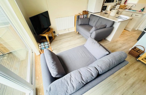 Seaview Casa | 2 Bedroom Bungalow SV58, Seaview, Isle of Wight, Dog Friendly, free wifi