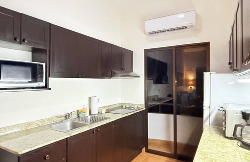 Santa Barbara Condominio | 2-bedroom condo in beautiful Playa Del Coco. 5 minute walk to beach