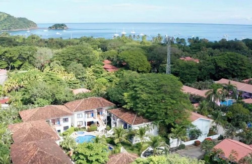 Santa Barbara Condominio | 2-bedroom condo in beautiful Playa Del Coco. 5 minute walk to beach