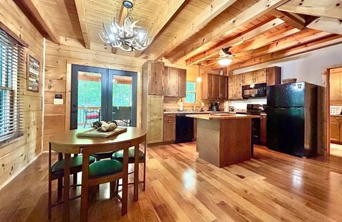 Monticello Cabina | 2-bedroom cabin in superb Monticello with WiFi, AC. Relax and unwind
