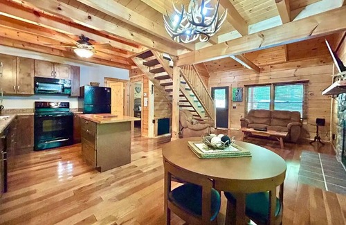 Monticello Cabina | 2-bedroom cabin in superb Monticello with WiFi, AC. Relax and unwind