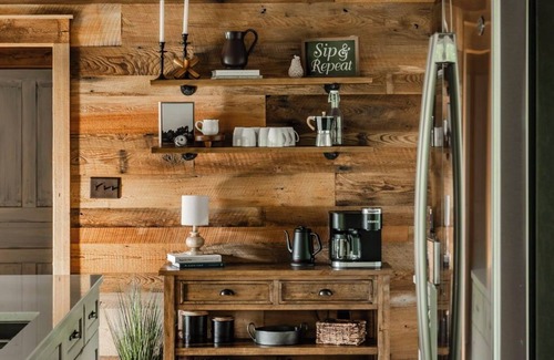 Sinking Spring Cabina | 2 Bedroom Cabin with Pickleball Court, Sectional Couch and Outdoor Dining
