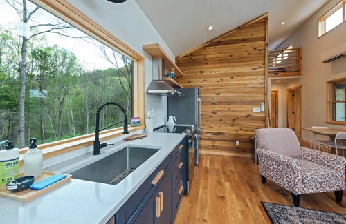 Marshall Cabina | 2-bedroom cabin with WiFi, AC, gated porch, in tranquil Marshall