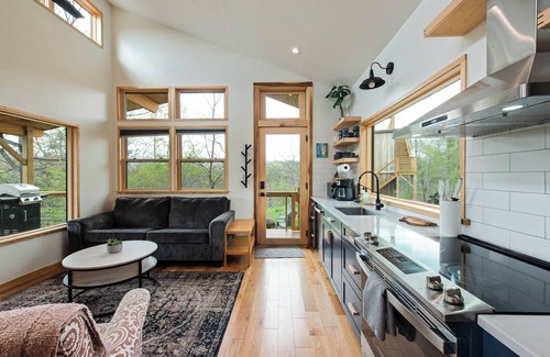 Marshall Cabina | 2-bedroom cabin with WiFi, AC, gated porch, in tranquil Marshall