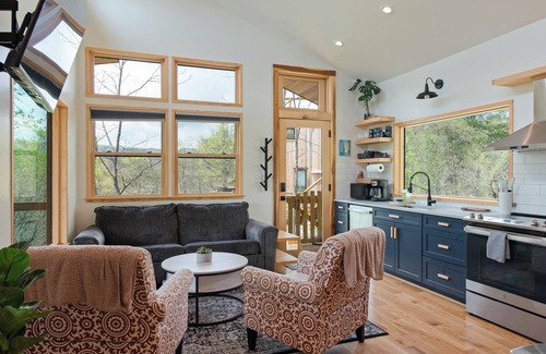 Marshall Cabina | 2-bedroom cabin with WiFi, AC, gated porch, in tranquil Marshall