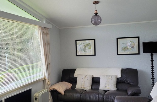 Llanybri Chalet De Esquí | 2 bedroom chalet in quiet countryside surroundings of Elmrise Park, Llangain
