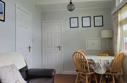 Llanybri Chalet De Esquí | 2 bedroom chalet in quiet countryside surroundings of Elmrise Park, Llangain