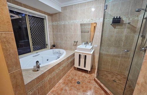 Kurwongbah Casa | 2 bedroom chique unit in an acreage suitable for a close to nature experience.