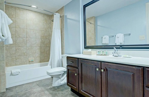 Old Town West Complejo | 2 Bedroom Condo at Wyndham Old Town Alexandria Resort - Close to D.C!