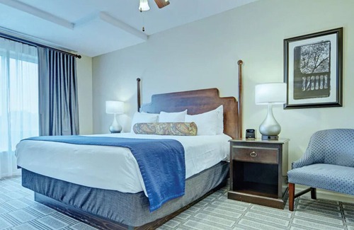 Old Town West Complejo | 2 Bedroom Condo at Wyndham Old Town Alexandria Resort - Close to D.C!