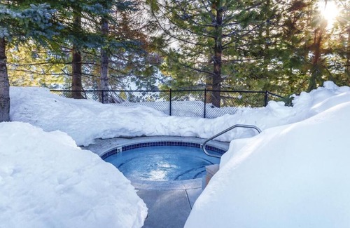 Tahoe Village Condominio | 2-bedroom condo in Magical Lake Tahoe with WiFi, fitness room, AC
