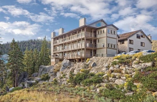 Tahoe Village Condominio | 2-bedroom condo in Magical Lake Tahoe with WiFi, fitness room, AC