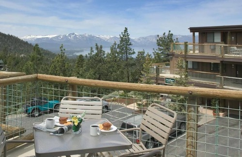 Tahoe Village Condominio | 2-bedroom condo in Magical Lake Tahoe with WiFi, fitness room, AC