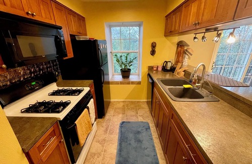 Allandale Condominio | 2-bedroom condo in very walkable Austin with AC, WiFi. pool, and creekside.