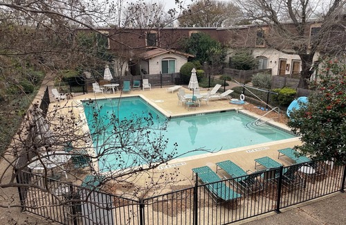 Allandale Condominio | 2-bedroom condo in very walkable Austin with AC, WiFi. pool, and creekside.