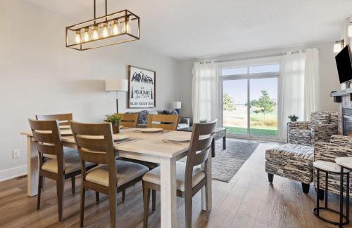 The Blue Mountains Chalet De Esquí | 2 Bedroom Condo only steps to the Village!