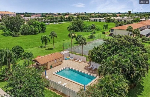 Iona Condominio | 2-Bedroom Condo/pool, pickle ball-Great Community!