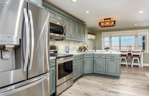 Gypsum Condominio | 2-bedroom condo steps away from beautiful Gem Beach
