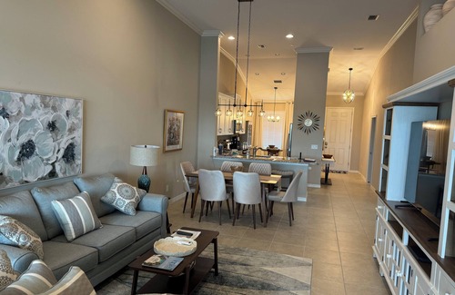 Naples Condominio | 2-bedroom condo with Den sofa bed in Naples. Elegantly decorated!