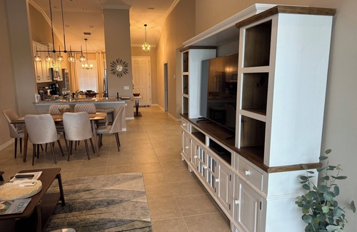 Naples Condominio | 2-bedroom condo with Den sofa bed in Naples. Elegantly decorated!