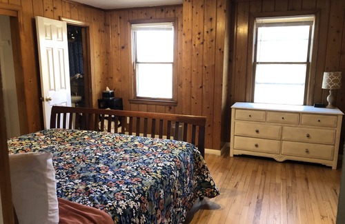 Shawnee Casa | 2 Bedroom Cottage, large front yard, pets welcome, great location