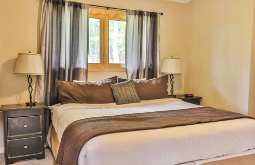 Lake Shore Complejo | 2 Bedroom Cottage located at the Lost Lake Lodge Resort