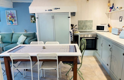 Caylus Cabaña | 2 Bedroom Cottage - Sleeps 6 - Pool - Garden
