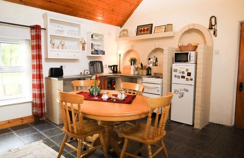 County Cavan Cabaña | 2 Bedroom Cottage Wisteria Cottage in Ballyconnell