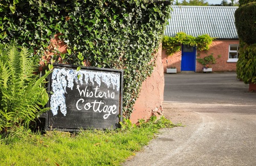 County Cavan Cabaña | 2 Bedroom Cottage Wisteria Cottage in Ballyconnell