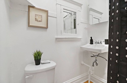 Andersonville Apartamento | Cozy 2BR Apartment in Prime Location