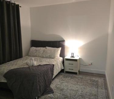 Northeast Edmonton Apartamento | 2 bedroom cozy suite in NW edmonton with separate entrance, FreeWifi, driveway Parking, Netflix, AC, airport pickup