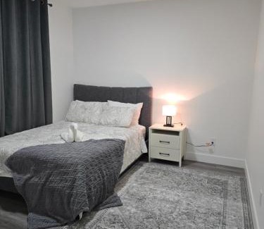 Northeast Edmonton Apartamento | 2 bedroom cozy suite in NW edmonton with separate entrance, FreeWifi, driveway Parking, Netflix, AC, airport pickup