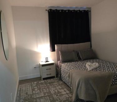 Northeast Edmonton Apartamento | 2 bedroom cozy suite in NW edmonton with separate entrance, FreeWifi, driveway Parking, Netflix, AC, airport pickup