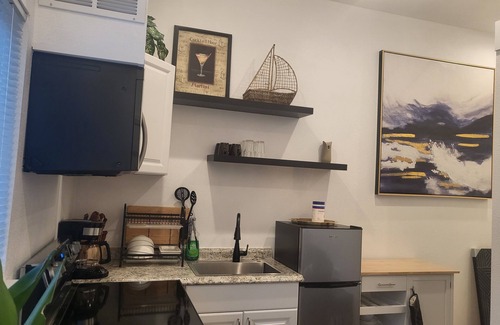 Des Moines Cabaña | 2-bedroom DADU unit in tranquil Des Moines.