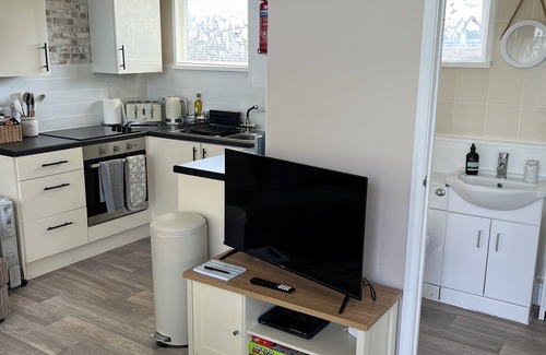 Stalham Chalet De Esquí | 2 bedroom detached chalet, Broadside Chalet Park