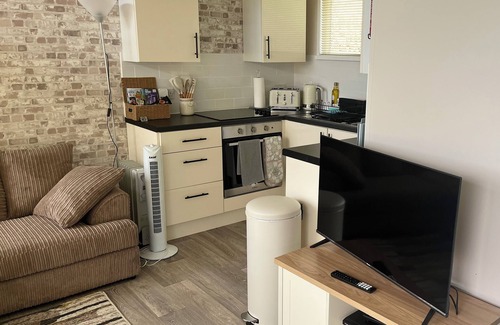 Stalham Chalet De Esquí | 2 bedroom detached chalet, Broadside Chalet Park