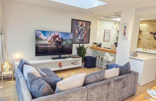 Addison Apartamento | 2-Bedroom flat with private patio & firepit in Shepherds Bush near Hammersmith