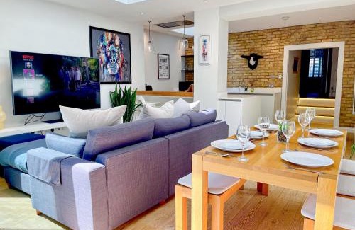 Addison Apartamento | 2-Bedroom flat with private patio & firepit in Shepherds Bush near Hammersmith