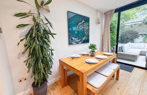 Addison Apartamento | 2-Bedroom flat with private patio & firepit in Shepherds Bush near Hammersmith